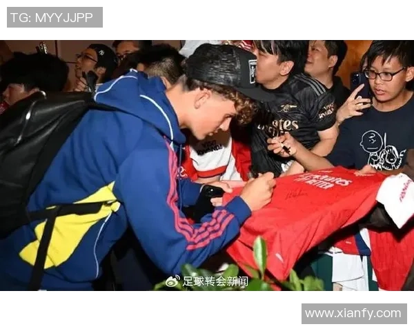 国际知名足球球星亮相公益活动现场引发热烈关注