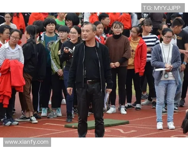 足球巨星训练时刻展示完美身姿 诠释专业精神与坚持不懈的努力